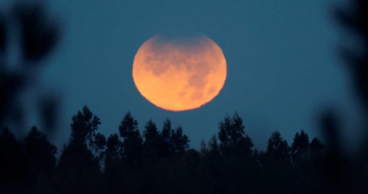Lua Cheia em Touro com eclipse lunar